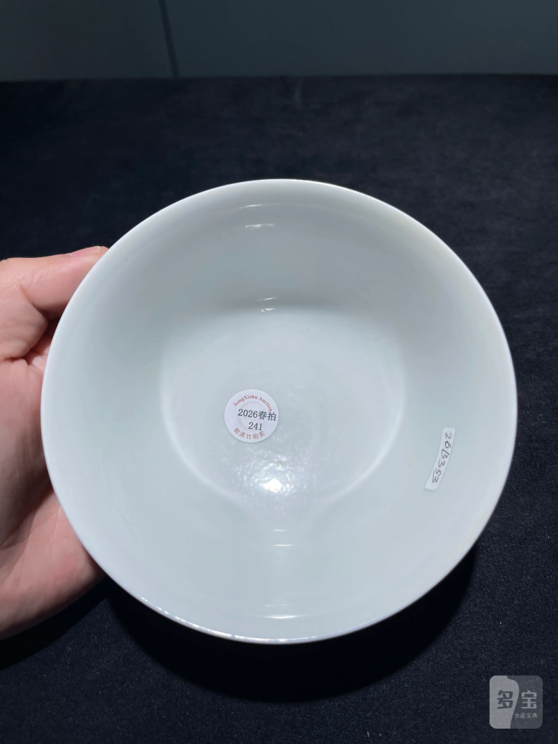 清乾隆 盖雪红缠枝莲纹碗 - 图8
